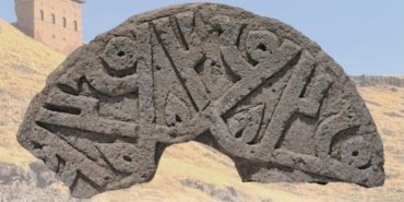 Hz.-Muhammed-isminin-yer-aldigi-Selcuklu-tasi-bulundu-featured