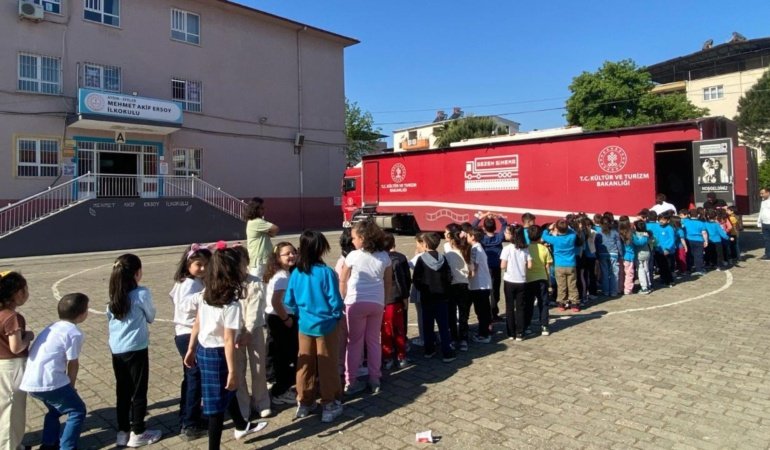 'Çocuklar İçin Gezen Sinema' 8 yılda 1,5 milyondan fazla çocuğa ulaştı